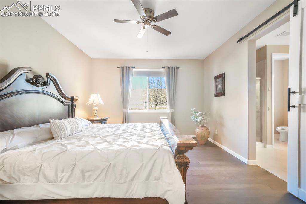 Image 31 of 50: Bedroom