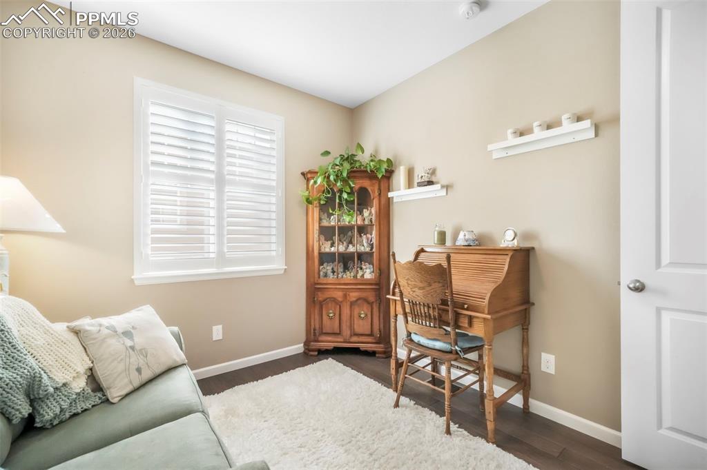 Image 36 of 50: Office