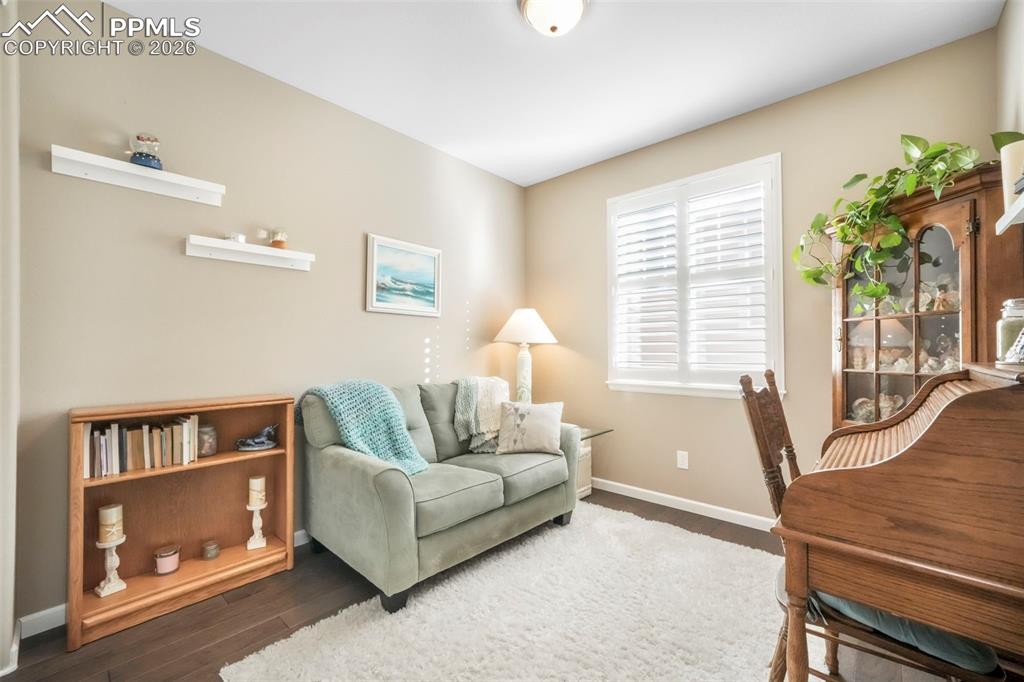 Image 39 of 50: Office