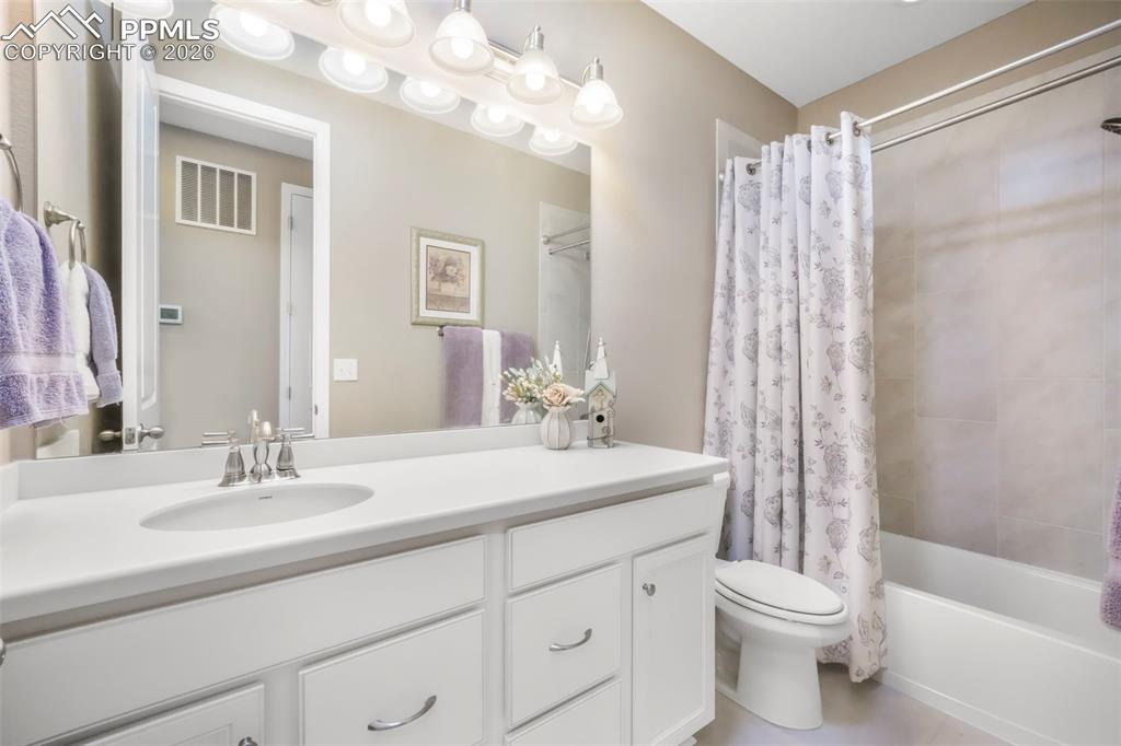 Image 45 of 50: Bathroom