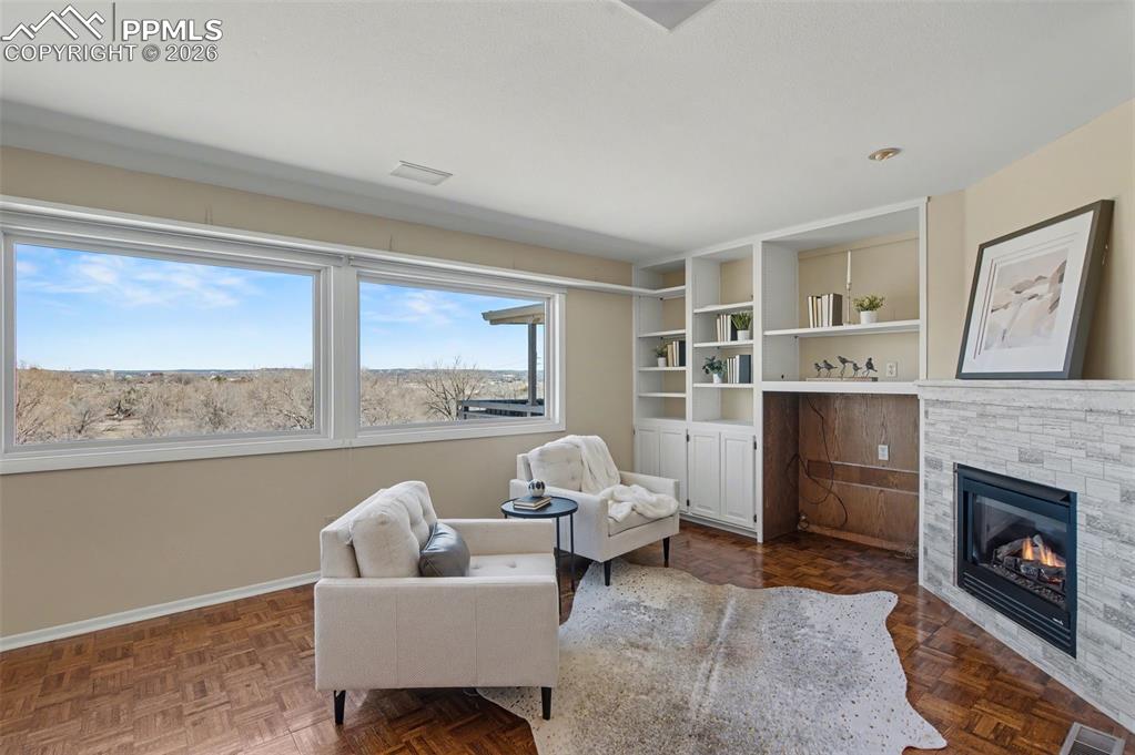 Image 11 of 36: Family Room