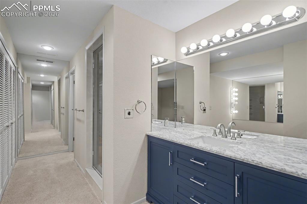 Image 22 of 36: Bathroom