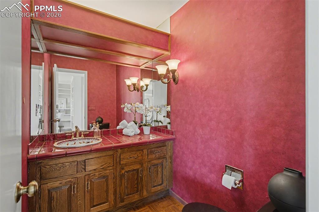 Image 26 of 36: Bathroom