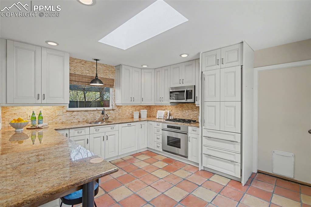 Image 27 of 36: Kitchen