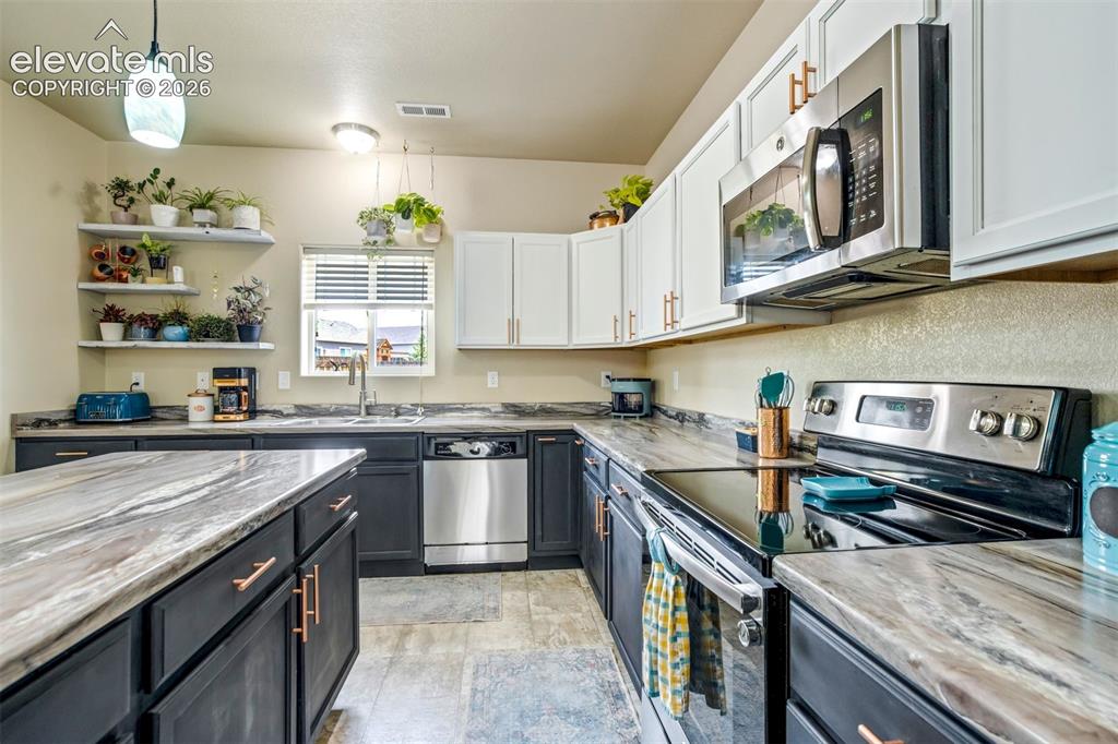 Image 14 of 50: Kitchen