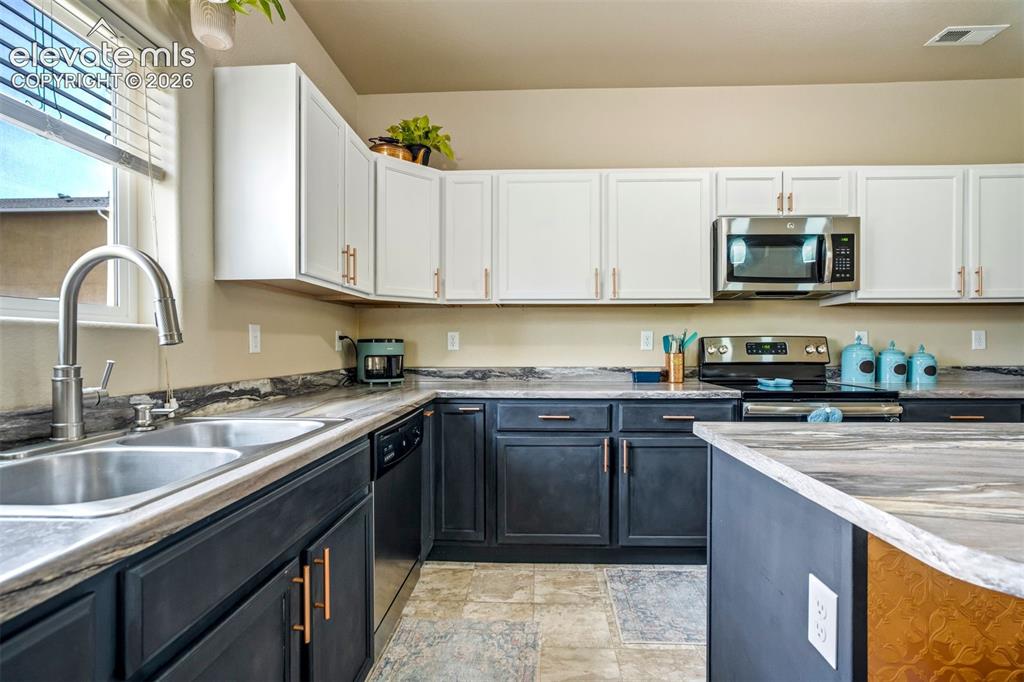 Image 16 of 50: Kitchen