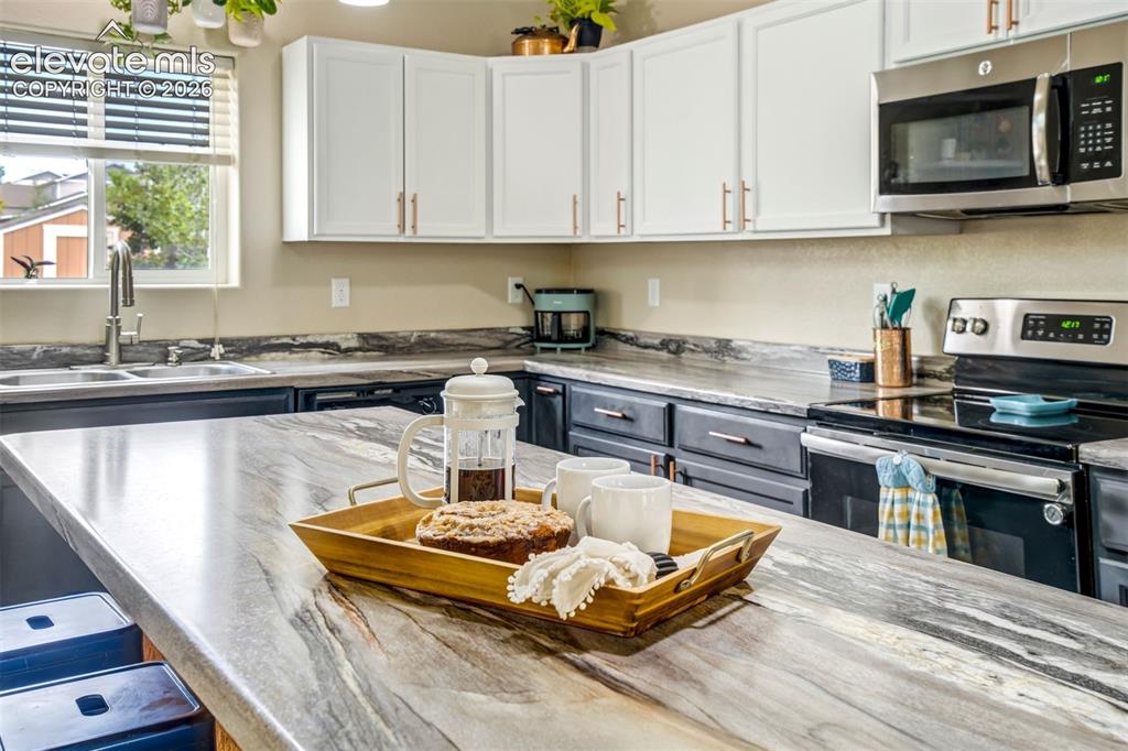 Image 17 of 50: Kitchen