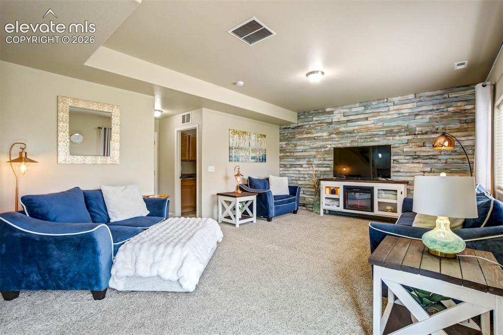 Image 5 of 50: Family Room