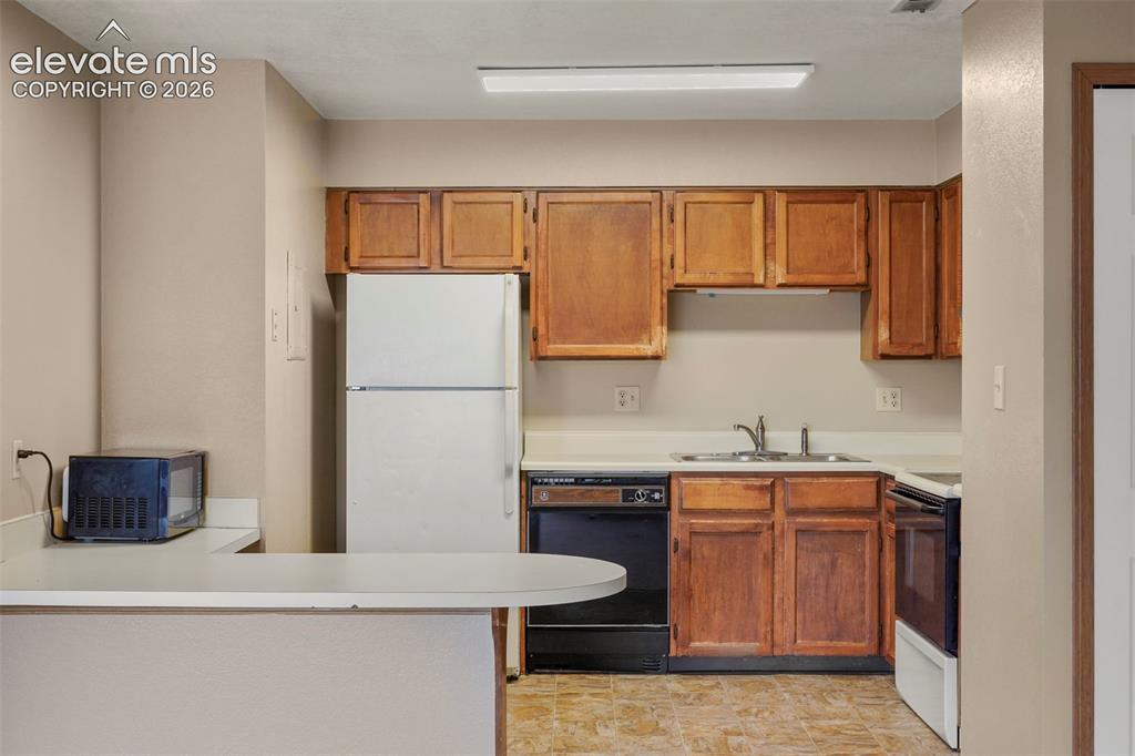 Image 11 of 16: Kitchen