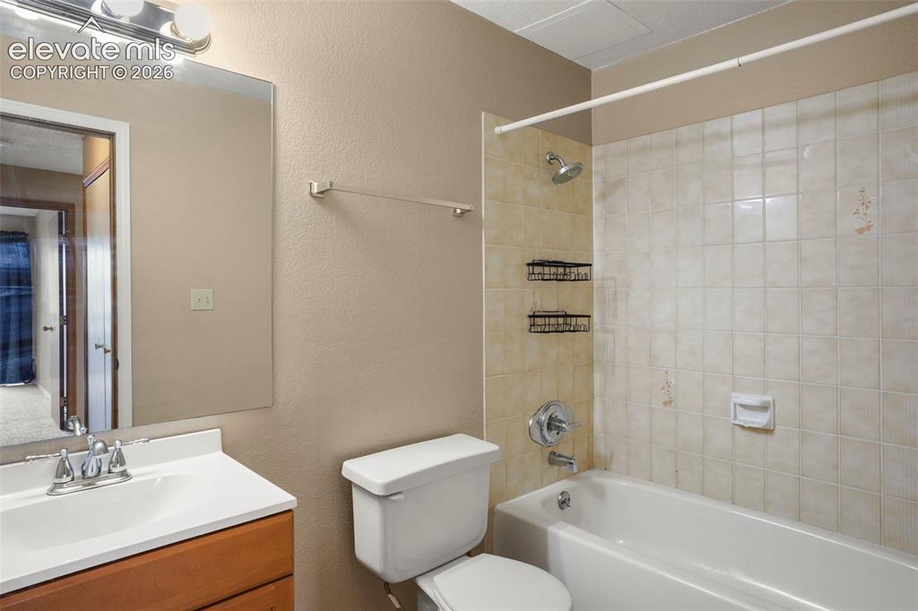 Image 14 of 16: Bathroom