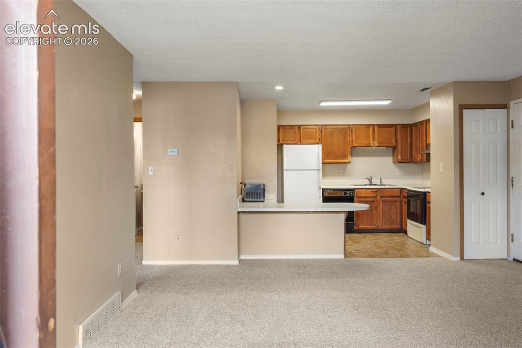 Image 15 of 16: Kitchen