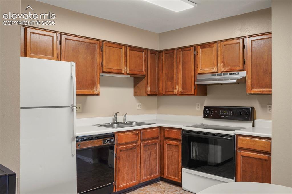 Image 2 of 16: Kitchen