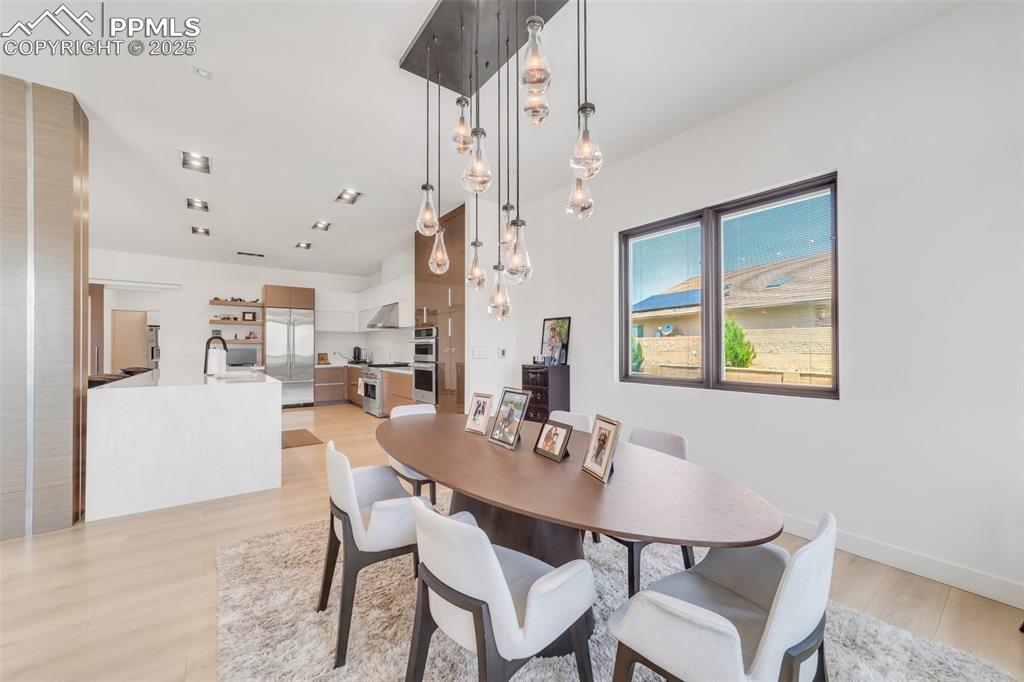 Image 12 of 50: Dining Area