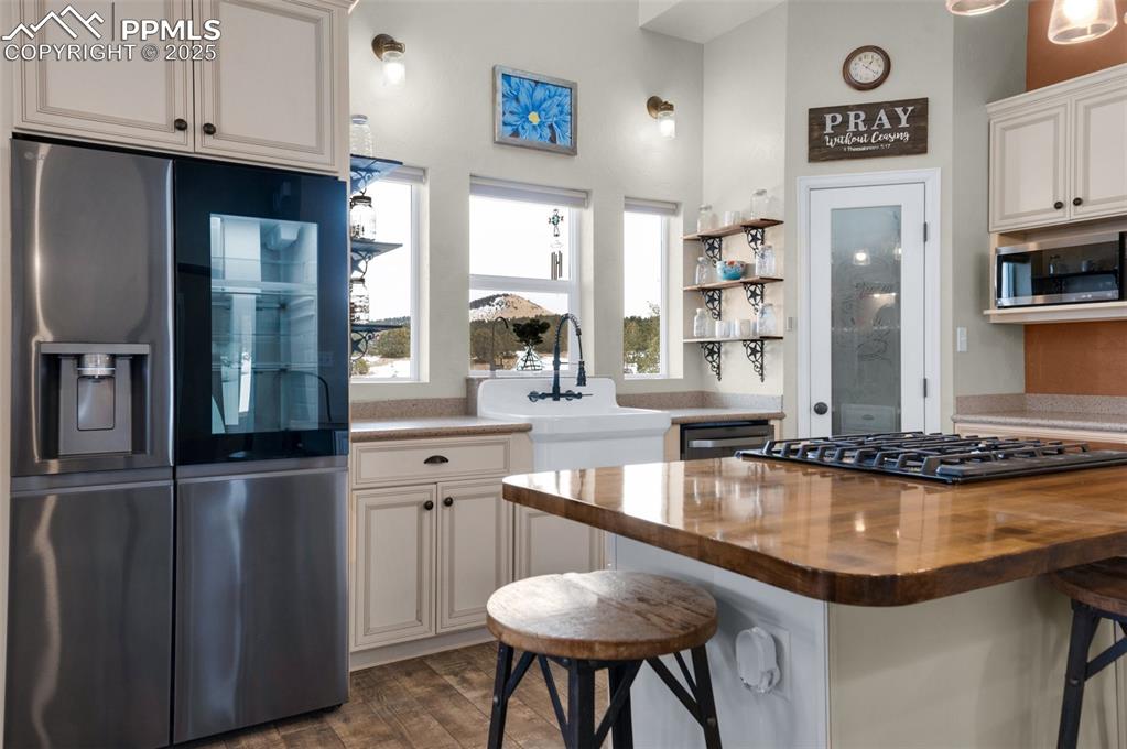 Image 10 of 50: Kitchen