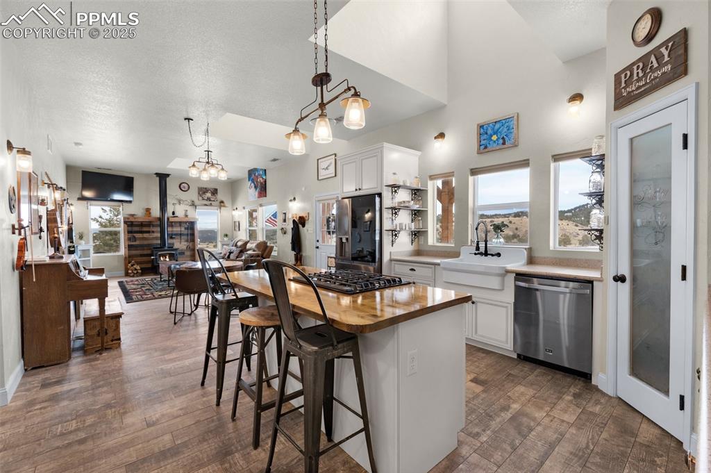 Image 11 of 50: Kitchen