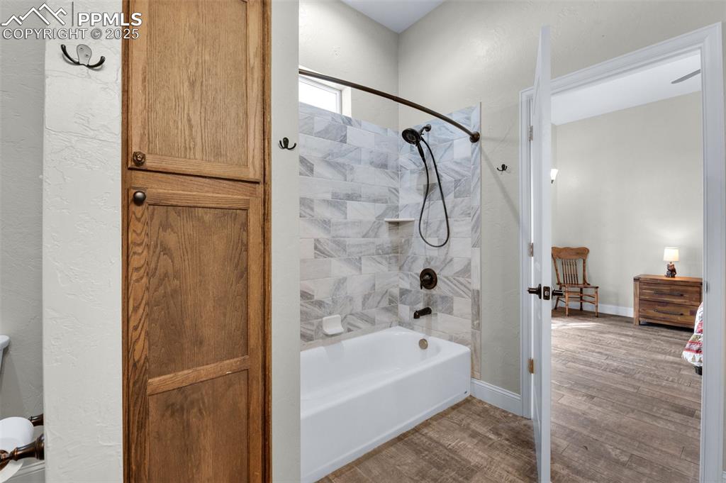 Image 16 of 50: Bathroom