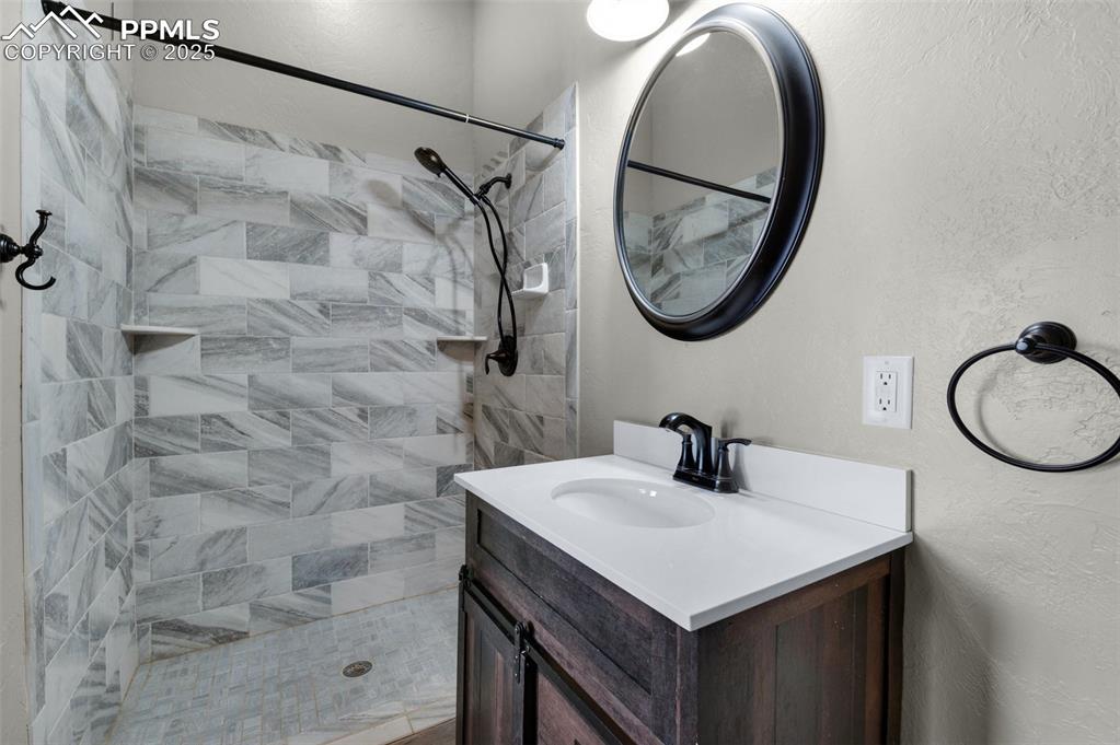 Image 19 of 50: Bathroom