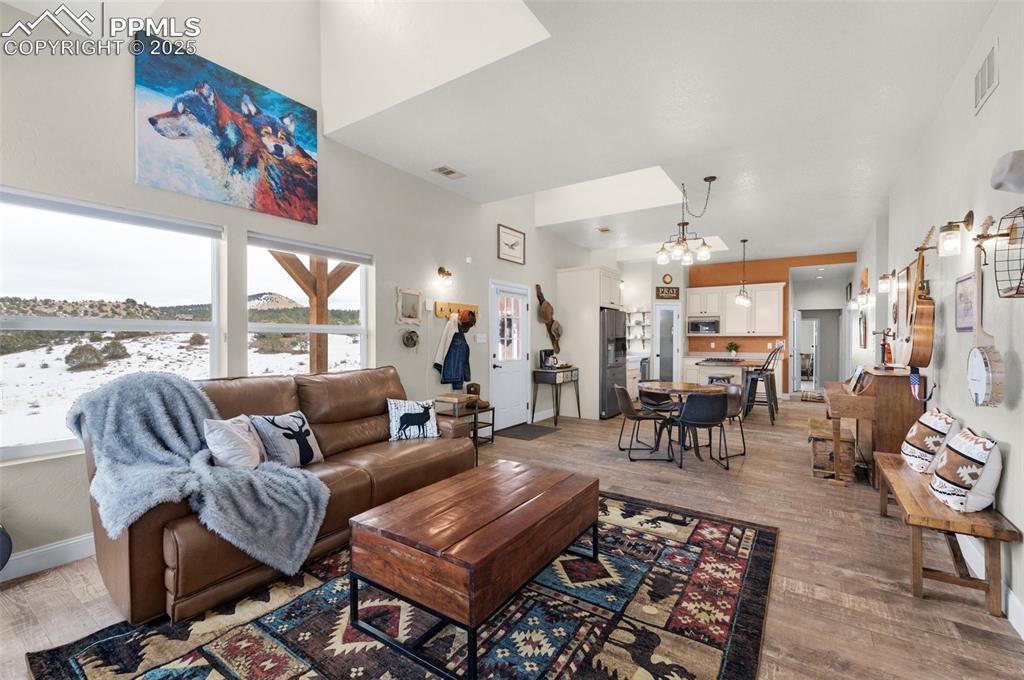 Image 8 of 50: Living Room