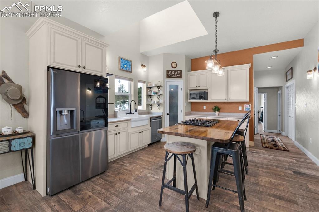Image 9 of 50: Kitchen
