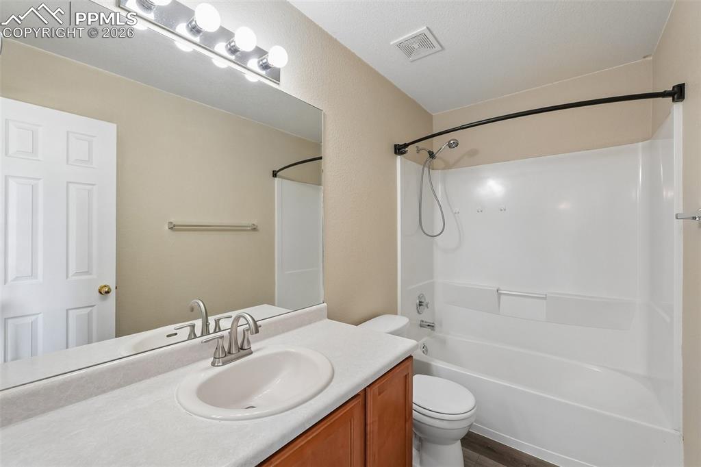 Image 13 of 26: Bathroom