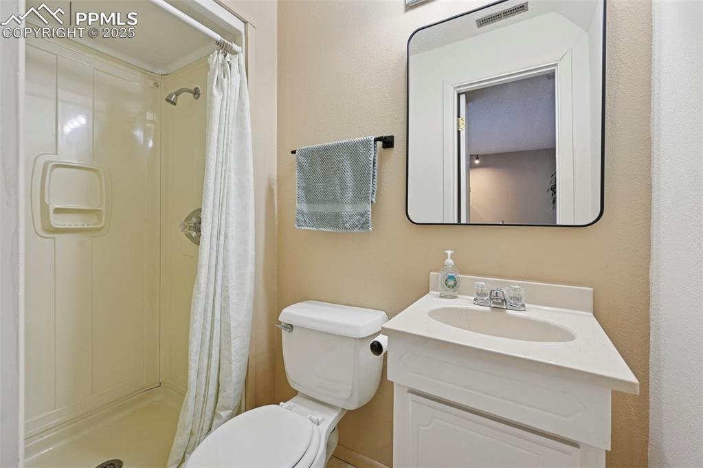 Image 15 of 26: Bathroom