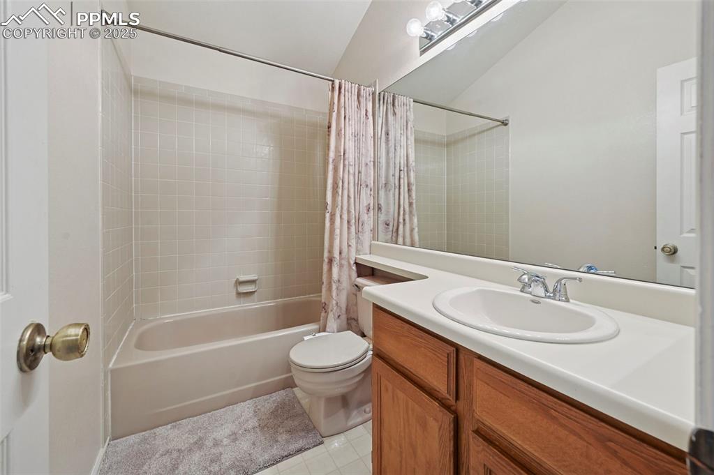 Image 16 of 26: Bathroom