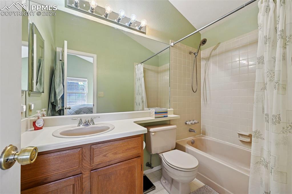 Image 17 of 26: Bathroom