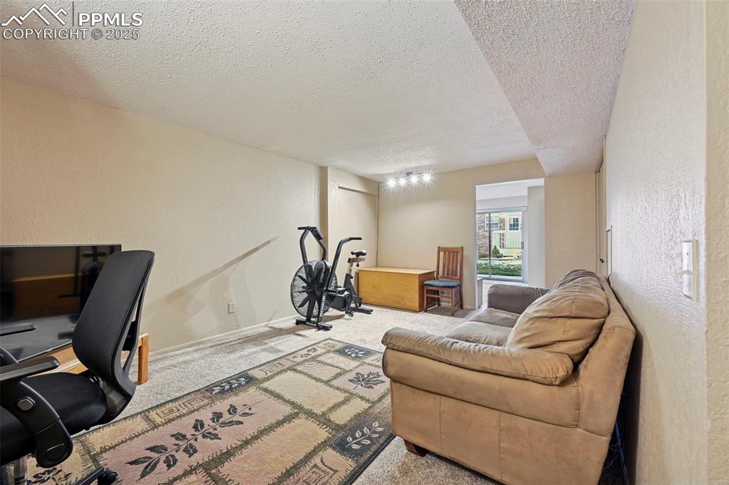 Image 18 of 26: Office