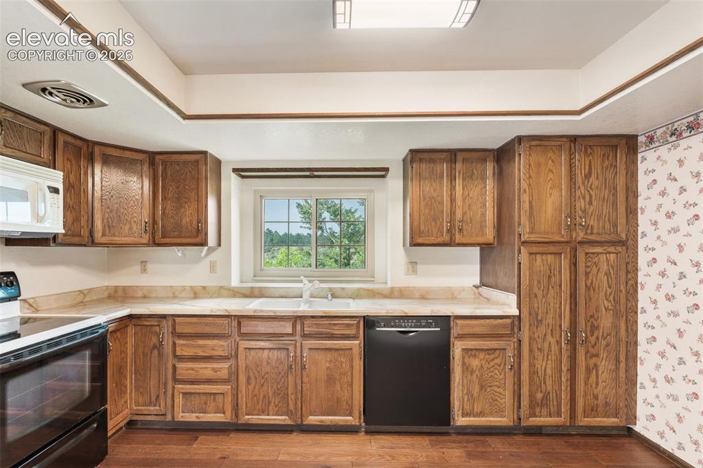 Image 14 of 50: Kitchen