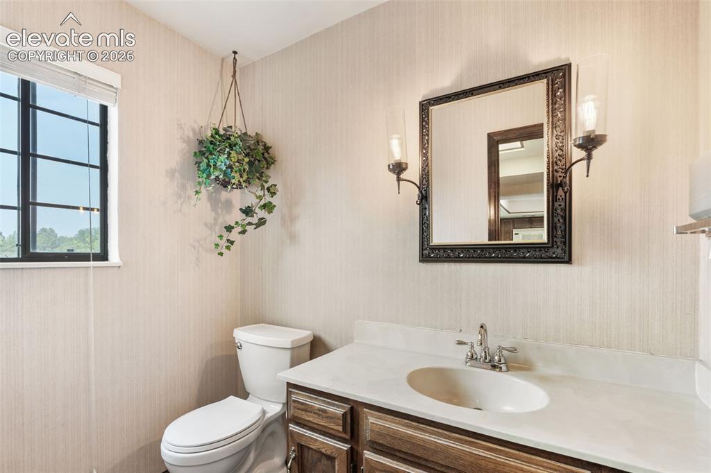 Image 16 of 50: Bathroom
