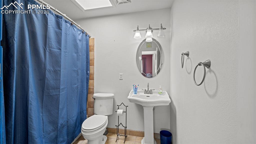 Image 11 of 33: Bathroom