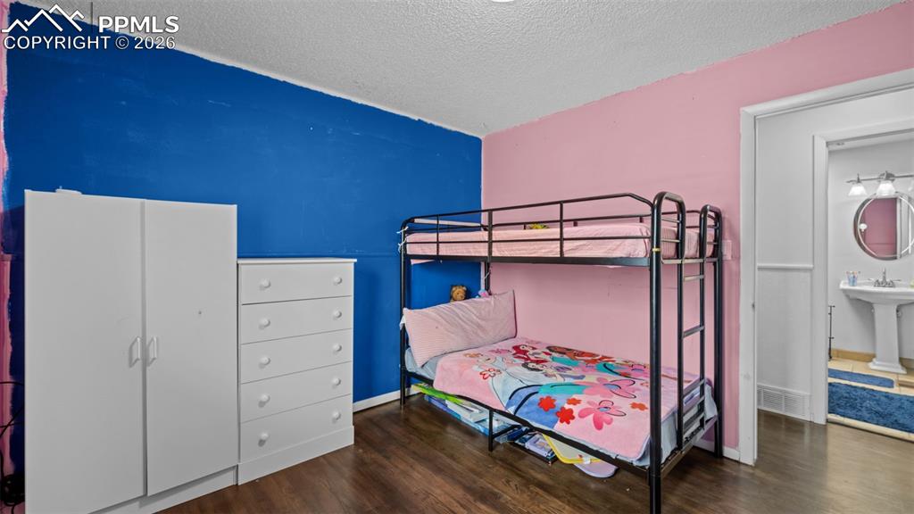 Image 12 of 33: Bedroom