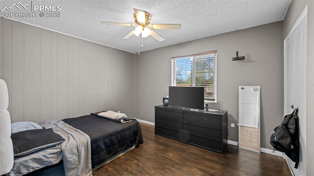 Image 13 of 33: Bedroom