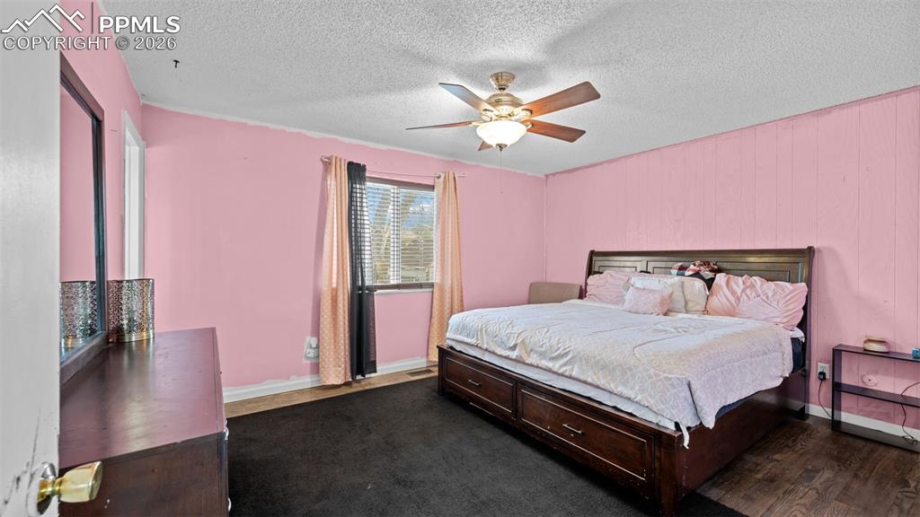 Image 14 of 33: Bedroom