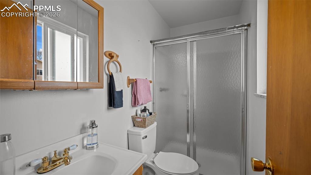 Image 16 of 33: Bathroom