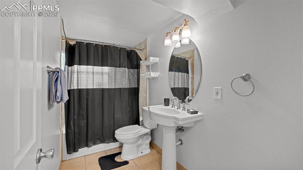 Image 19 of 33: Bathroom