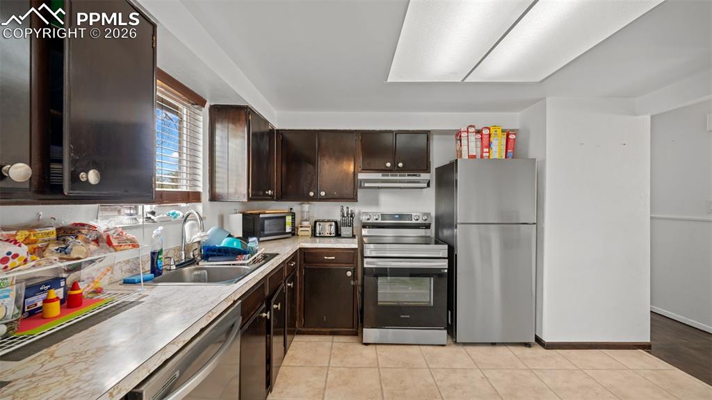 Image 9 of 33: Kitchen