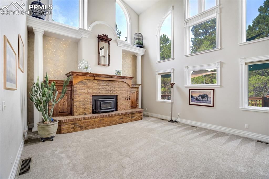 Image 14 of 50: Great Room