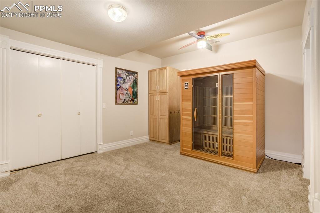 Image 31 of 50: Sauna