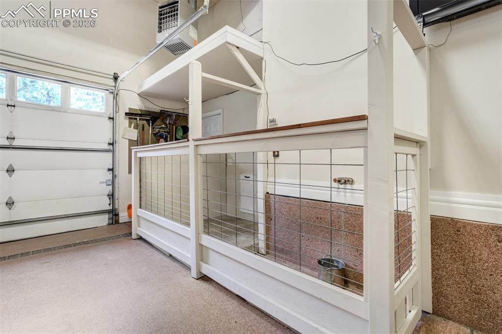 Image 35 of 50: Indoor-outdoor kennels