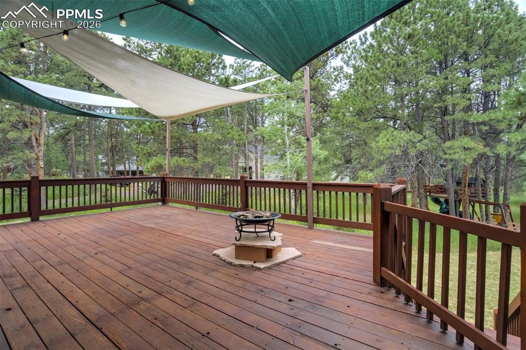 Image 36 of 50: Deck