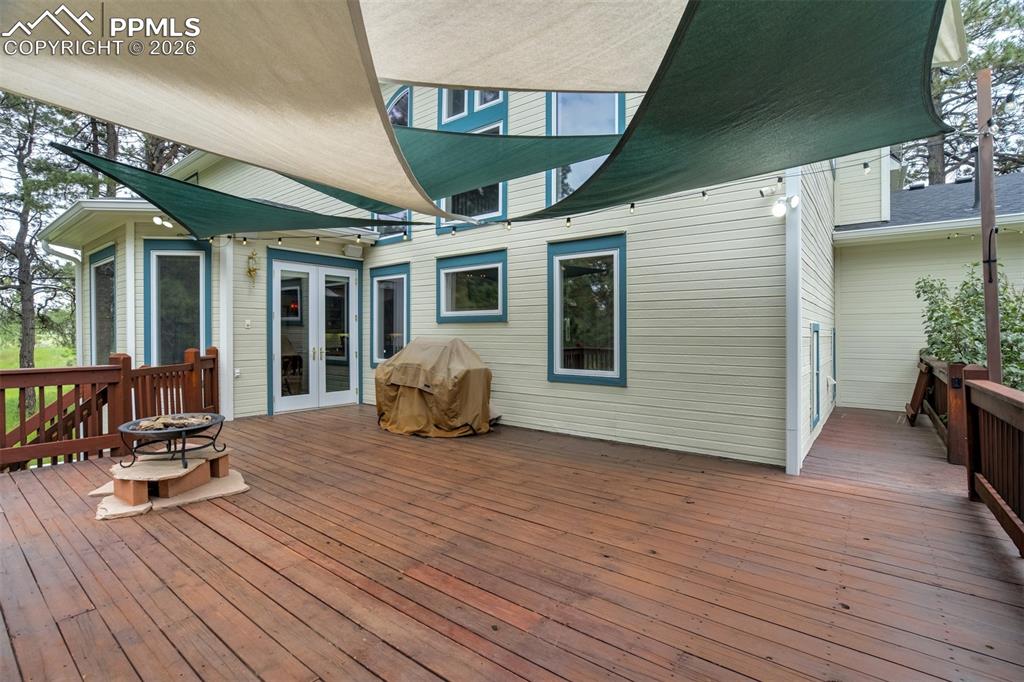 Image 37 of 50: Deck