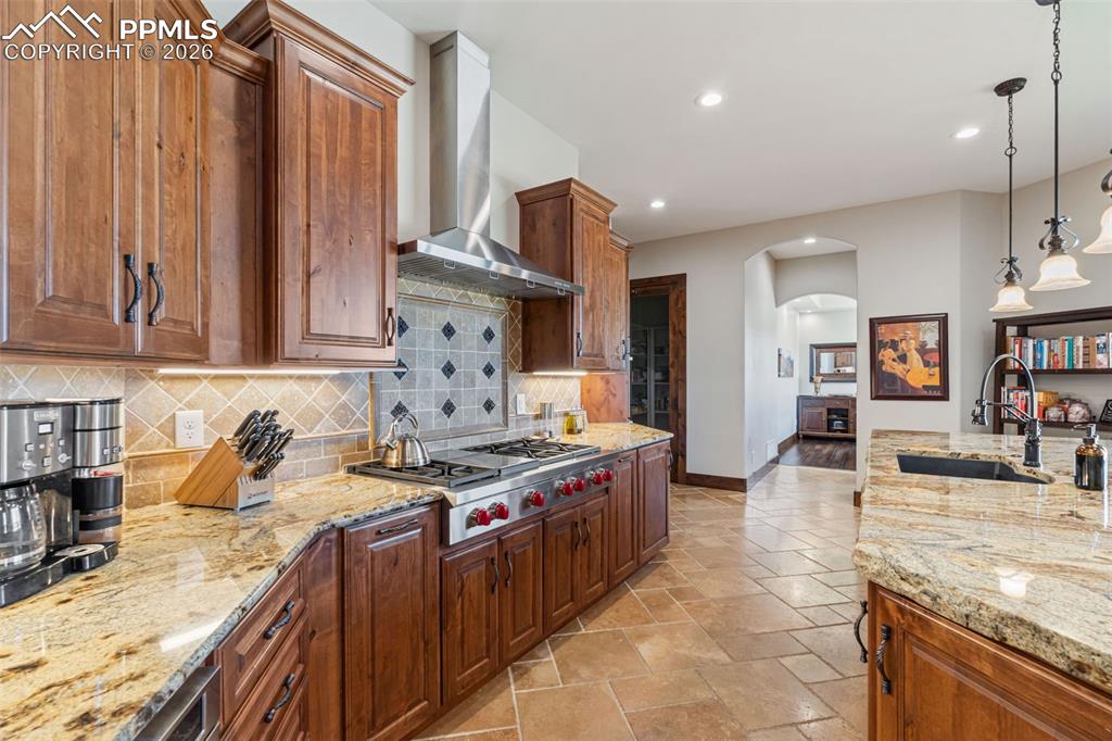 Image 10 of 50: Kitchen