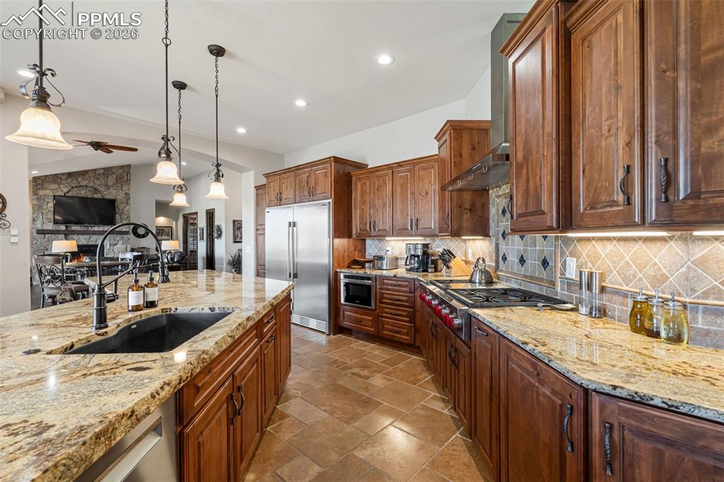 Image 11 of 50: Kitchen