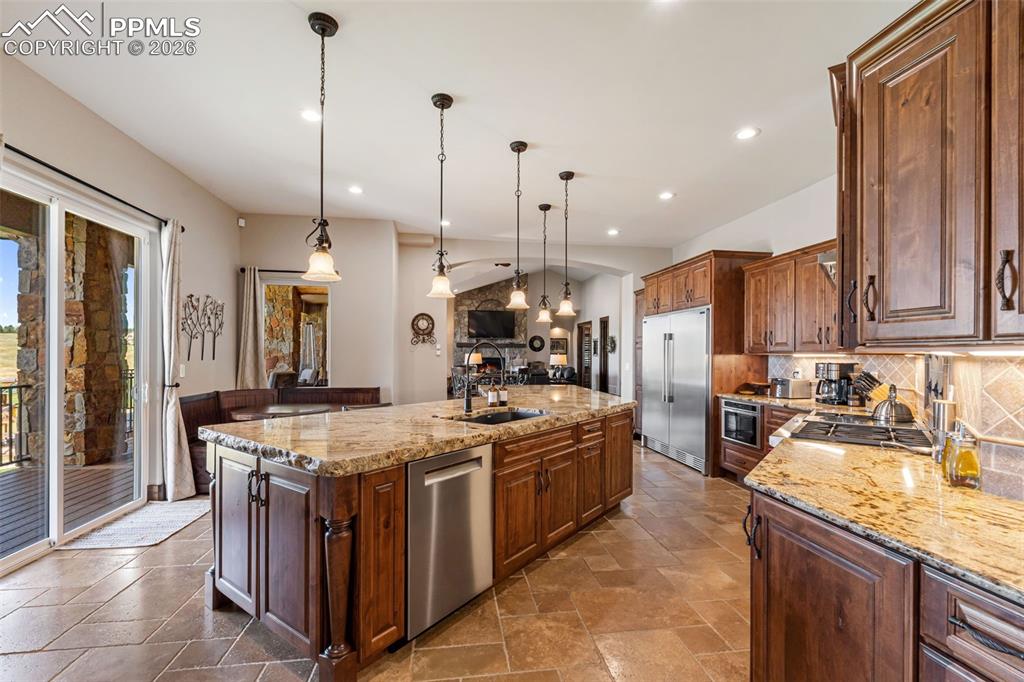 Image 12 of 50: Kitchen