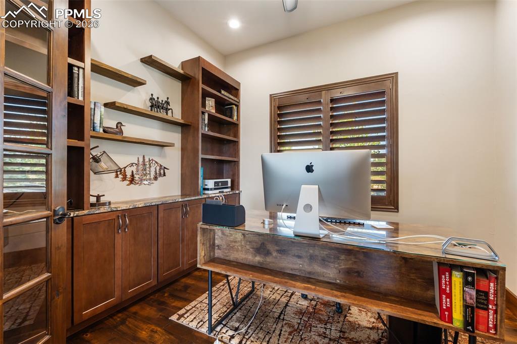 Image 17 of 50: Office