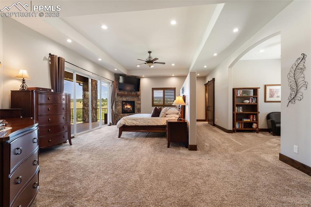 Image 18 of 50: Bedroom