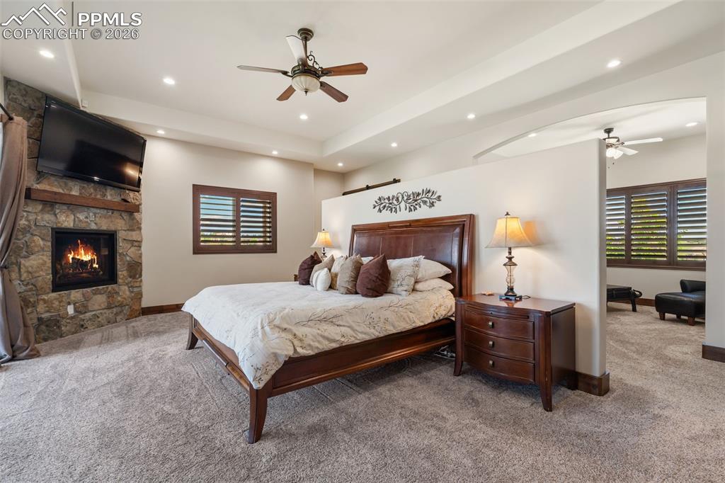 Image 19 of 50: Bedroom