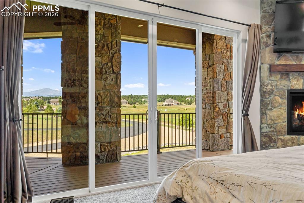 Image 21 of 50: Bedroom