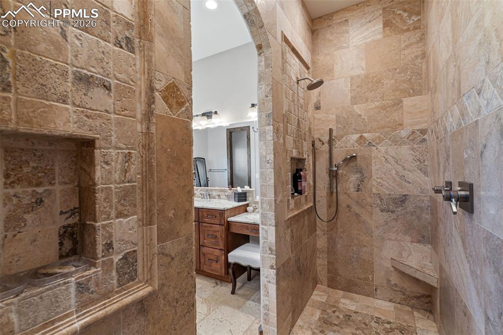 Image 25 of 50: Bathroom